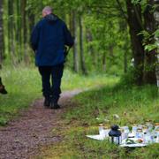 Blommor och ljus vid bäcken där 16-åringen hiittades död i maj 2014.
