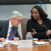 Fed-chefen Jerome Powell och den brottsanklagade Fed-toppen Lisa Cook, som president Donald Trump vill sparka.