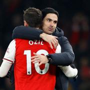 Arteta kramar om Mesut Özil efter matchen.