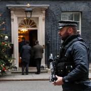 Beväpnad polis utanför 10 Downing Street.