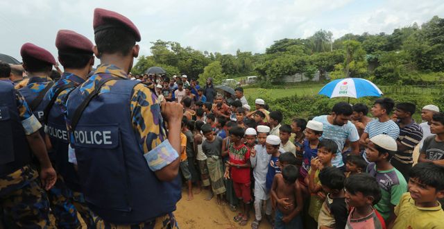 Kinesisk polis anländer till ett flyktingläger i Bangladesh, dit många rohingyer har tagit sin tillflykt, i slutet av augusti. Mahmud Hossain Opu / TT NYHETSBYRÅN