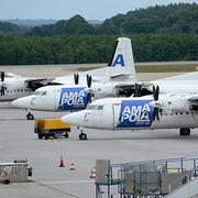 Arkivbild: Tre av Amapolas Fokker F50 fraktflygplan parkerade på den norra plattan på Malmö Airport 2012.