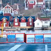 En bil körde av oklar anledning igenom grinden från en bilfärja mellan Furusund och Yxlan och hamnade i vattnet under söndagskvällen. 