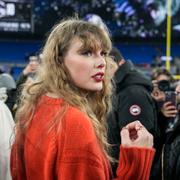 Taylor Swift på innerplan efter matchen som innebar avancemang till Super Bowl för Kansas City Chiefs, där hennes pojkvän spelar. Kändisarna började dejta hösten 2023.