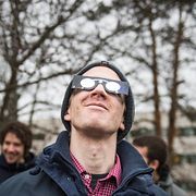 Det kan vara farligt att titta rakt på solen under förmörkelsen.