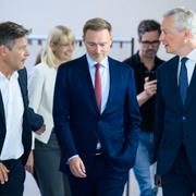 Tysklands och Frankrikes finansministrar Christian Lindner och Bruno Le Maire, mitten och höger.