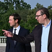 Serbiens president Aleksandar Vucic visar runt Trumps brorson Jared Kushner.