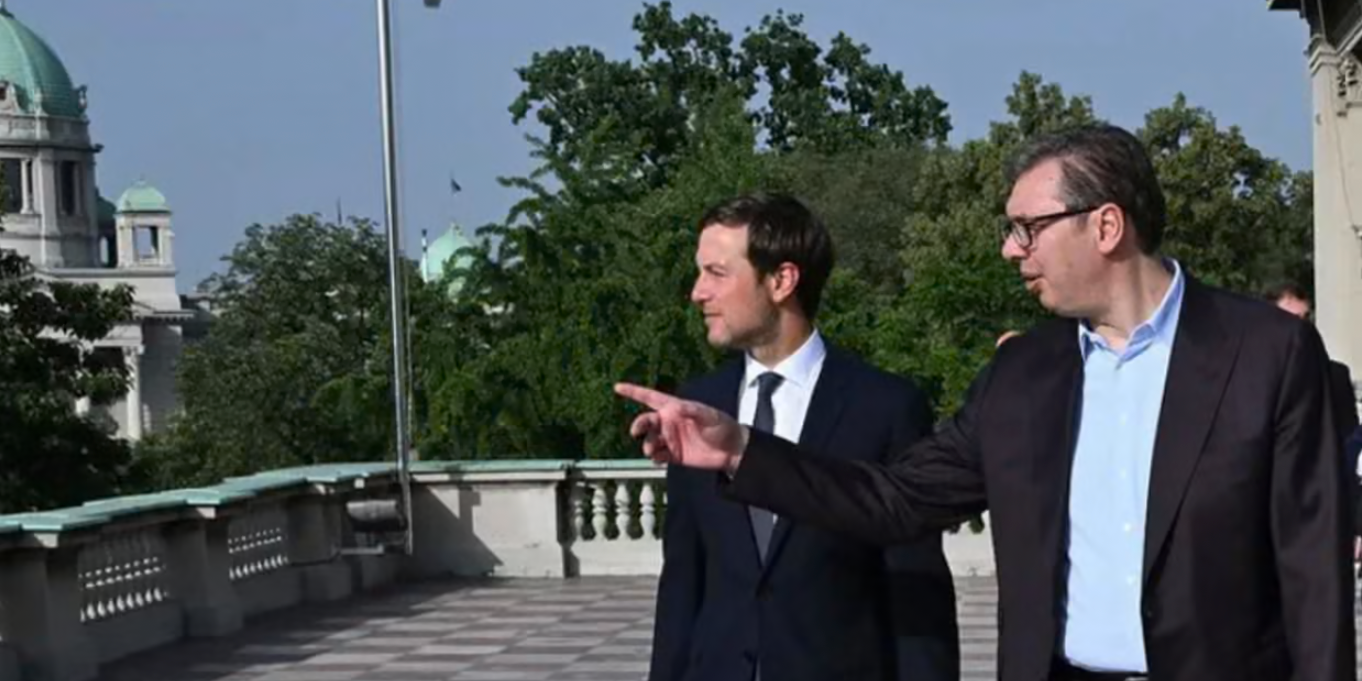 Serbiens president Aleksandar Vucic visar runt Trumps brorson Jared Kushner.
