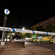 Polis och ambulans på plats efter att två personer har skjutits i Sundbyberg norr om Stockholm på söndagskvällen.