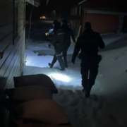 Polisens insats vid huset/Bild på mannen.
