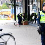 Poliser söker av området runt brottsplatsen.