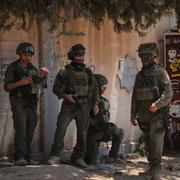 Israeliska soldater utanför sjukhuset i Khan Younis i Gaza. 