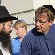 Rabbin Shneur Kesselman med Malmös kontraktprost Anders Ekhem under söndagens kippavandring.