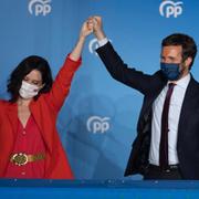 Isabel Díaz Ayuso med PP:s partiledare Pablo Casasdo.