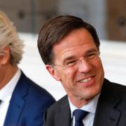 Mark Rutte (t.h) bredvid Geert Wilders. 