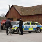 Polisen på plats nära fyndplatsen i Grästorp. 