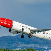 Sola  20230802. 
En Boeing 737-800 från Norwegian lyfter från flygplatsen i Stavanger.