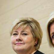 KRF-ledaren Knut Arild Hareide (till höger, i förgrunden) tillsammans med Erna Solberg, Trine Skei Grande (Venstre) och Siv Jensen (Fremskrittspartiet).