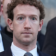 Till vänster: Bild tagen i Alaska i oktober 2025. Till höger: Mark Zuckerberg fotograferad i februari i år.