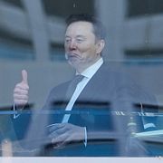 Elon Musk ger tummen upp som svar på Omnis Katarina Anderssons fråga om hur läget är.