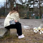 Blommor och ljus på parkeringen utanför Rekarnegymnasiet i Eskilstuna där en man i 20-årsåldern sköts på torsdagen. Han dog senare av sina skador.