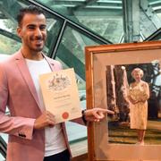 Hakeem al-Araibi och hans medborgarskapsintyg bredvid en bild av drottning Elizabeth. 