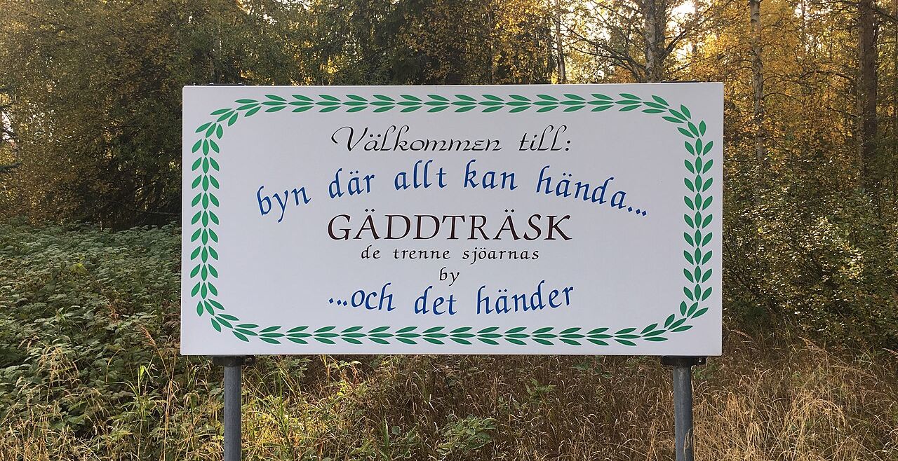 Gäddträsks välkomstskylt.
