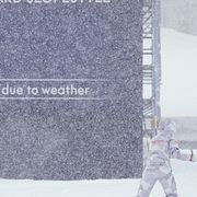 En digital skylt med texten ”tävlingen uppskjuten på grund av vädret”. 