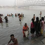 Arkivbild. Bron i Ganges i bakgrunden.