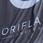 Oriflames flagga utanför konceptbutiken i Stockholm. 