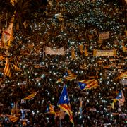 Tusentals viftar med självständighetsflaggan Estelada i Barcelona på lördagskvällen. 