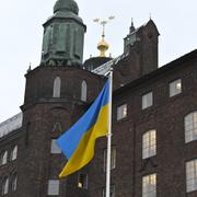 Ukrainska flaggan utanför stadshuset i Stockholm.