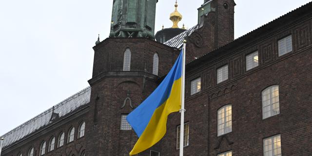 Ukrainska flaggan utanför stadshuset i Stockholm. Claudio Bresciani/TT