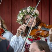 Bild från midsommarfirandet i Hjulbäck vid Siljan i Dalarna.