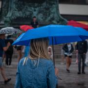 Personer i regn. Illustrationsbild. 