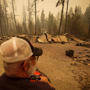 Trevor Manzui kollar ut över vad som brukade vara hans hem i Scotch Creek, i Kanada. 