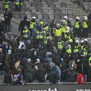 Polis försöker få ordning på ett läktarbråk.