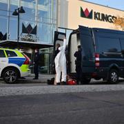 Polisens tekniker på plats vid köpcentret Kungsmässan i Kungsbacka den 6 oktober.