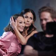 Charlotte Perrelli och Tilde de Paula Eby under galan Tillsammans mot cancer på Grand Hôtel i Stockholm. Perelli uppges vara en av kändisarna som utpressats av mannen som nu åtalas.