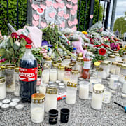 En minnesplats vid ett elskåp upprättades efter trippelmordet.