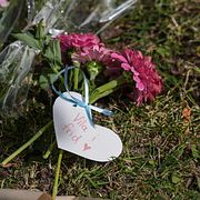 Blommor lämnas vid minnesplatsen i Fagersta.