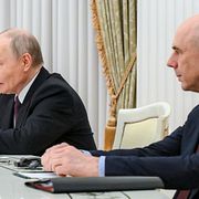 Rysslands president Vladimir Putin och landets finansminister Anton Siluanov under ett möte i Kreml tidigare i maj.