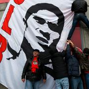 Supportrar hyllar Eusébio vid Luz-stadion i Lissabon.