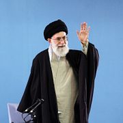 Ayatolla Ali Khamenei fotograferad framför en tavla av föregångaren  Khomeini år 2006.
