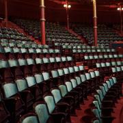 Tomma bänkrader på Cirkus Arena. 