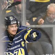 HV71s André Petersson jublar efter sitt hattick. 