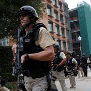 Poliser utanför UCLA under insatsen