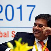 Indiens centralbank RBI:s chef Urjit Patel uppmanar regeringen att skära ner på federala och statliga lån.