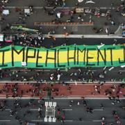 Tusentals demonstrerar just nu mot Bolsonaro i Brasilien.