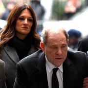 Harvey Weinstein anländer till domstolen i New York för rättegången mot honom.